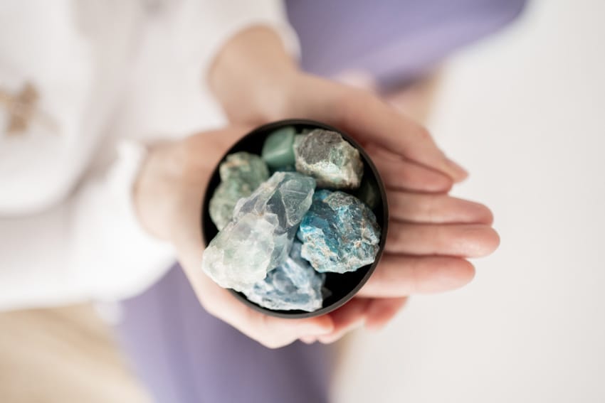 Kryształy i Kamienie Szlachetne: Jak wykorzystać ich energię do uzdrawiania