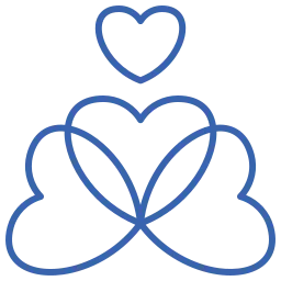 kobieta w białej obcisłej bluzce i legginasach ćwiczy jogę kundalini, siedzi na nogach bokiem na miękkiej beżowej macie z ręce ma wyciągnięte nad głowę