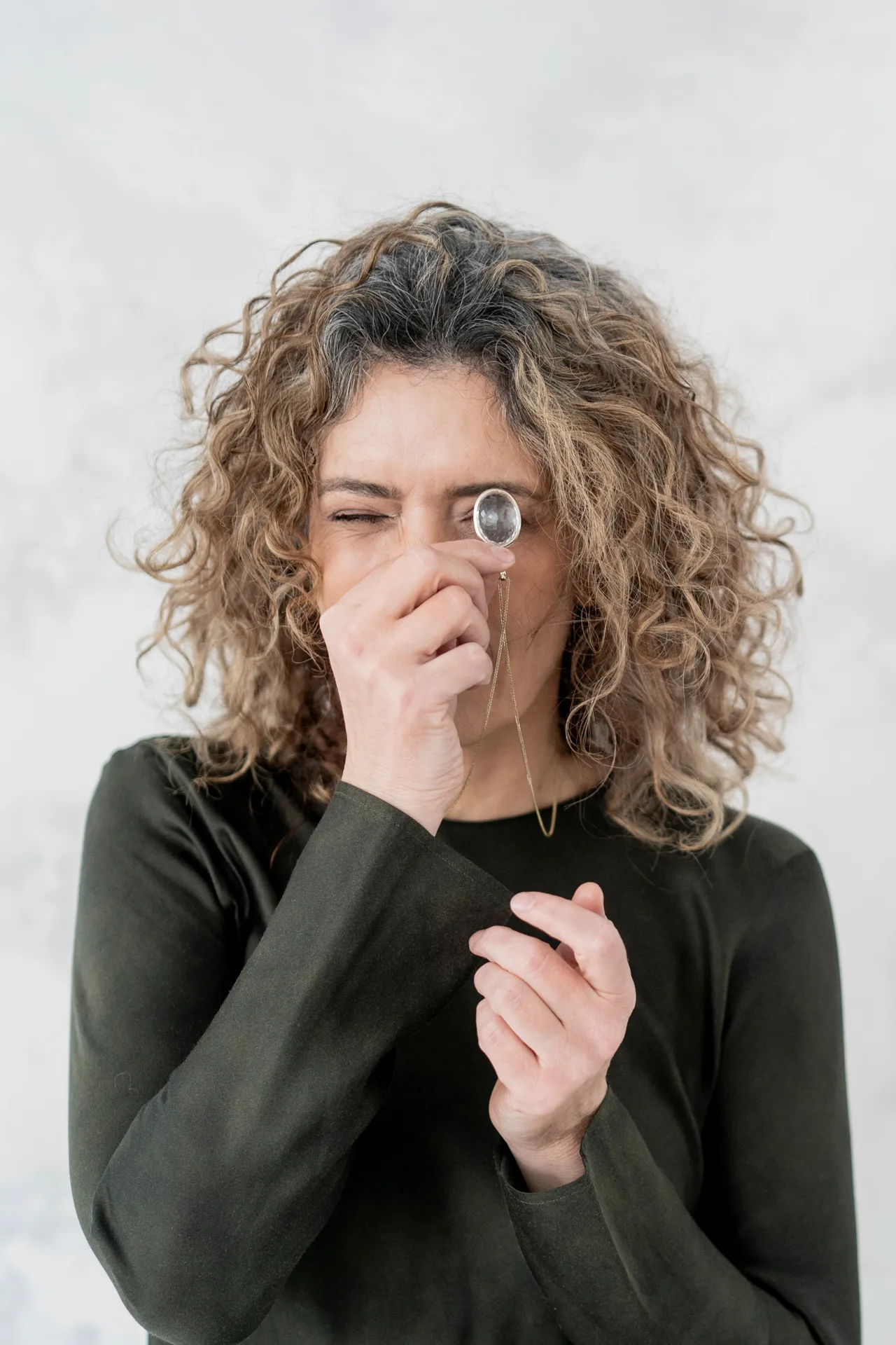 artystyczne ujęcia kobiety w tańcu na którym jest podwójne odbicie sylwetki rozświetlone tęczowymi kolorami