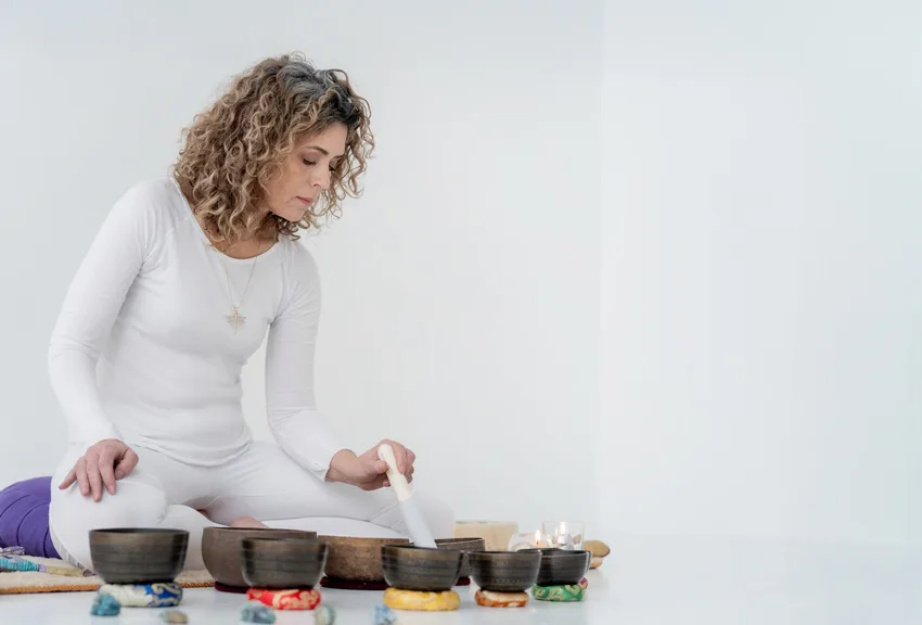 Małgorzata Śnieżyńska podczas głęboko relaksującej i terapeutycznej sesji dźwiękami na misach tybetańskich w studio Mandragora Yaga Joga