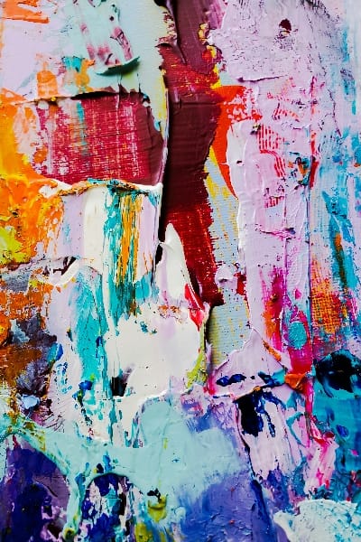 arteterapia-lublin-mandragora-studio abstrakcyjny obraz na którym widac fakturę farby w kolorach bieli, niebieskiego, granatu, czerwieni, różu i pomarańczowego