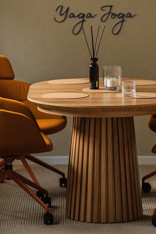 wynajem-salin-na-warsztaty-spotkania-rozwojowe-lublin-mandragora-studio Dwie kobiety o blond włosach w średnim wieku stoją oparte o ścianę i radośnie rozmawiają. Kobieta z prawej strony trzyma żółty zeszyt i pokazuje coś notuje. Obie są ubrane w niebieskie koszule i jeansy